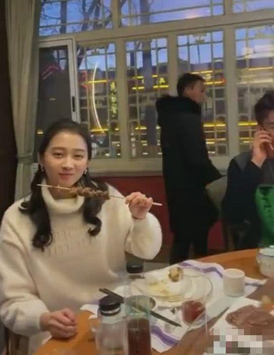 明星吃烧烤照片,美食与风采的完美融合